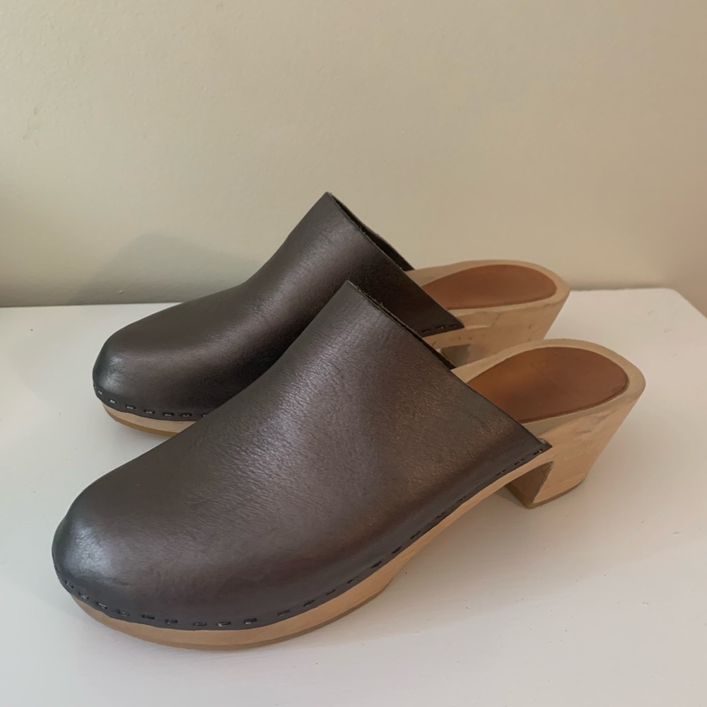 Bryr Clogs Size 39. Dark Metallic Grey